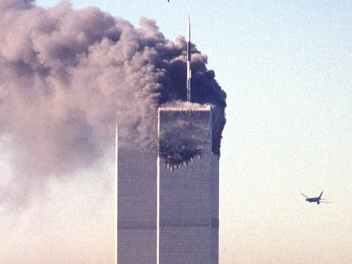 Un avión secuestrado se aproxima al World Trade Center durante los atentados del 11 de septiembre de 2001, que dejaron casi 3,000 muertos.
