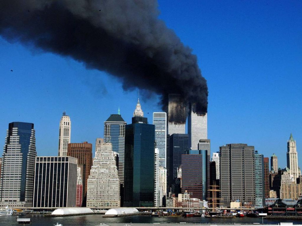 Las Torres Gemelas del World Trade Center arden tras el impacto de aviones secuestrados durante los atentados del 11 de septiembre de 2001. 