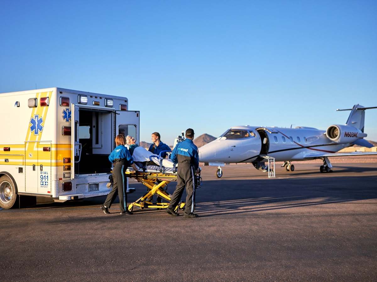 Una ambulancia aérea puede ser una alternativa cuando el estado de salud de un paciente requiere un traslado especializado desde El Salvador hacia Estados Unidos.