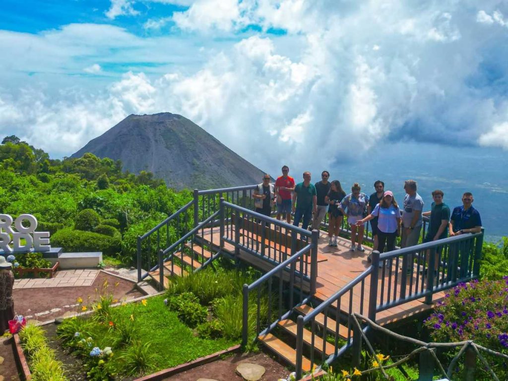 Tour operadores extranjeros visitaron el Cerro Verde, desde donde apreciaron el volcán de Izalco como parte de su recorrido por El Salvador. /Foto cortesía Casatur