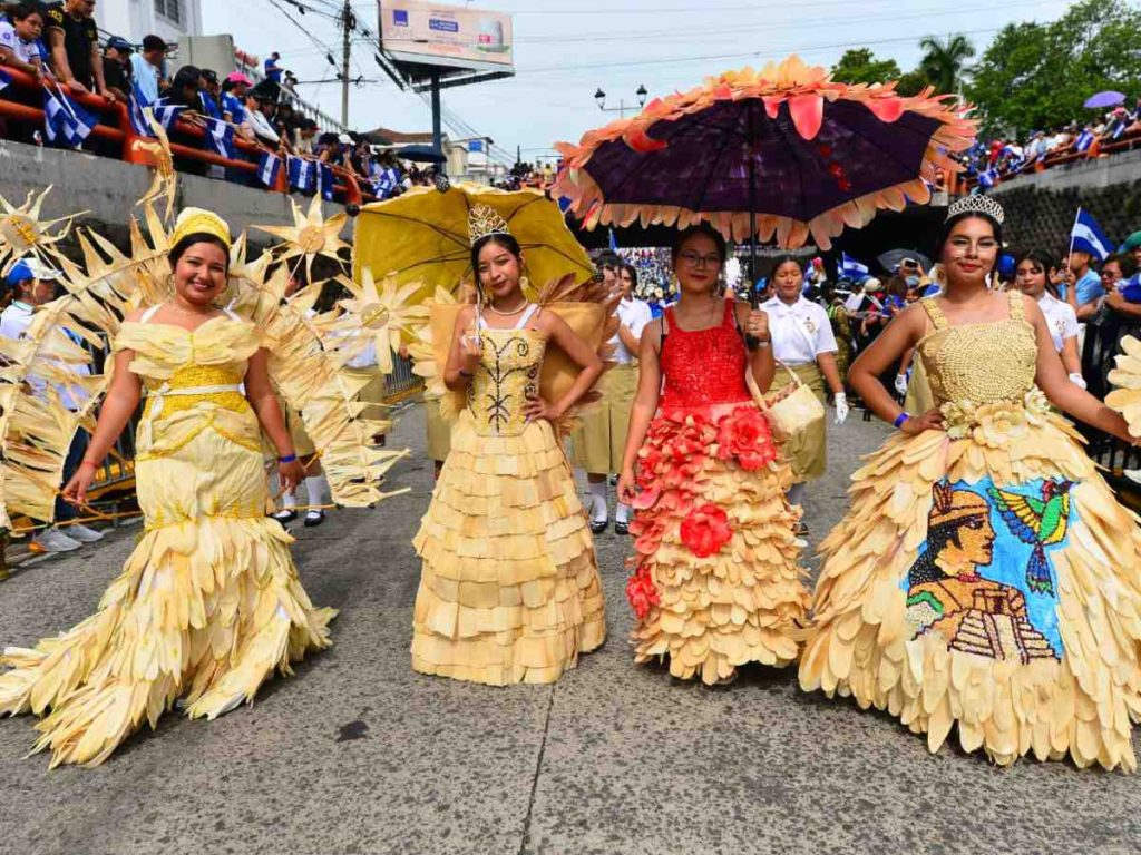 Diseños creativos. Algunos vestuarios llevaron la creatividad a otro nivel con materiales naturales, formas voluminosas y detalles inspirados en elementos de la identidad salvadoreña.