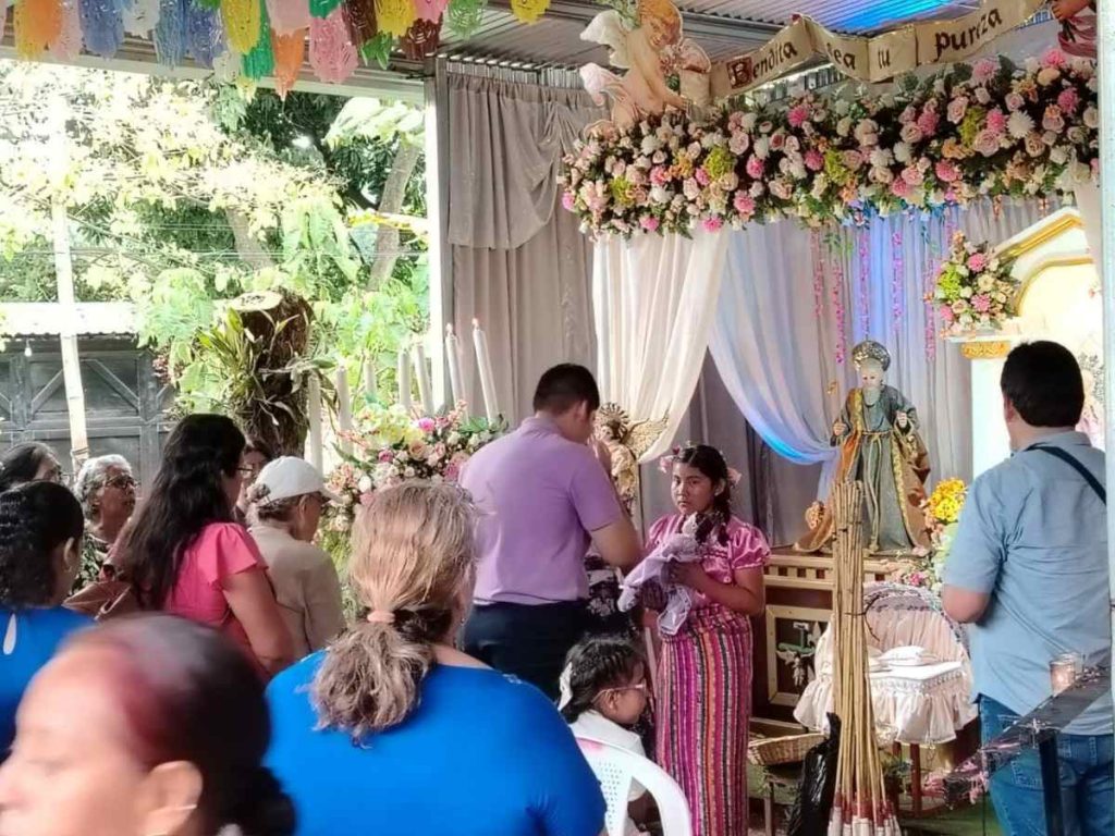La Cofradía de la Virgen Niña de las Mercedes reúne a familias de Nahuizalco alrededor de una devoción con más de un siglo.