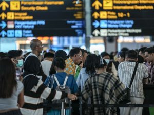 Pasajeros hacen cola en los mostradores de facturación tras la cancelación de vuelos en el Aeropuerto Internacional Soekarno-Hatta, en Tangerang, a las afueras de Yakarta, Indonesia, el 6 de septiembre de 2026.