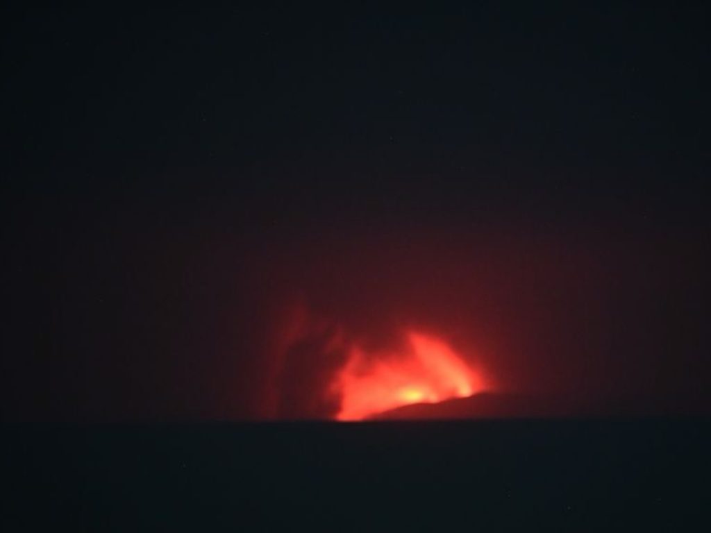 Una fotografía facilitada por la Agencia Geológica de Indonesia muestra al monte Anak Krakatau expulsando material volcánico al aire durante una erupción en el estrecho de Sunda, Indonesia, el 5 de septiembre de 2026 (publicada el 6 de septiembre de 2026).