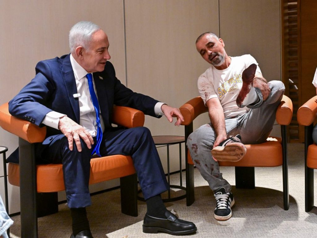 El primer ministro israelí, Benjamín Netanyahu (i), recibió este miércoles en Ben Gurión a Yaniv (c), uno de los pasajeros israelíes que, junto a otros dos, asegura que inmovilizó y estranguló al copiloto que había apuñalado a su compañero de cabina, provocando que el vuelo descendiera en picado.