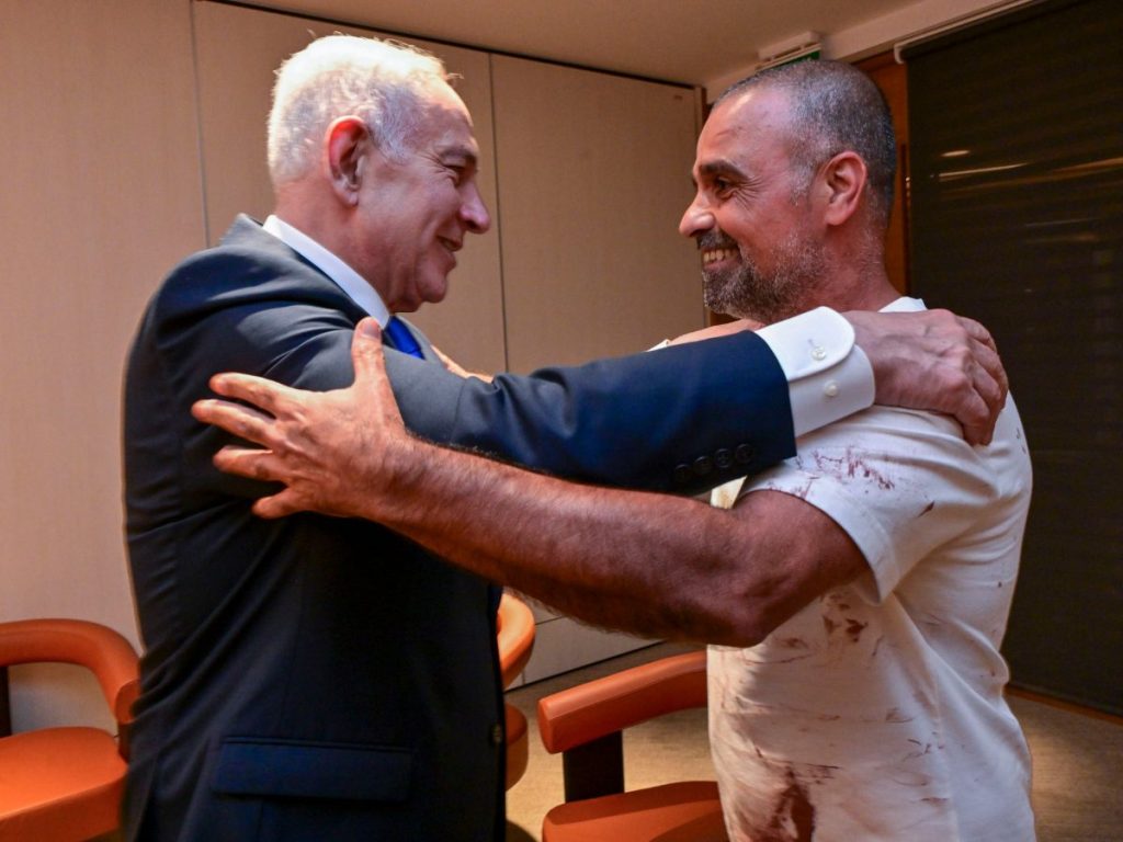 El primer ministro israelí, Benjamín Netanyahu (i), recibió este miércoles en Ben Gurión a Yaniv (d), uno de los pasajeros israelíes que, junto a otros dos, asegura que inmovilizó y estranguló al copiloto que había apuñalado a su compañero de cabina, provocando que el vuelo descendiera en picado. 