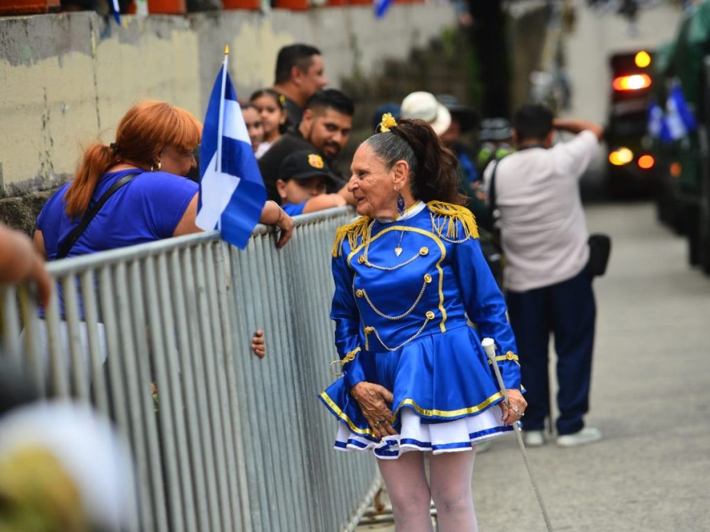 Yahaira llegó al desfile del 15 de septiembre con un traje alusivo a las fiestas patrias y se sumó al ambiente cívico de la jornada.