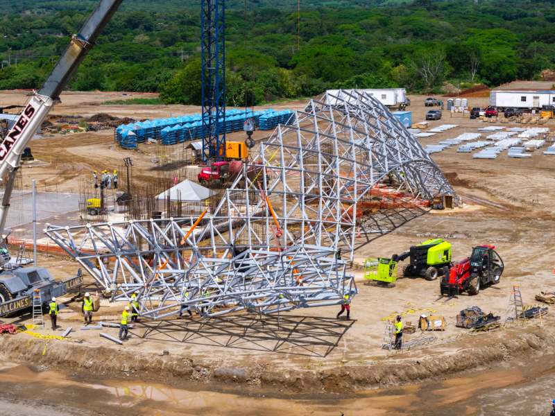 Grúas y maquinaria especializada son utilizadas en los trabajos de construcción de la futura terminal aérea en el oriente del país. Foto: cortesía CEPA.