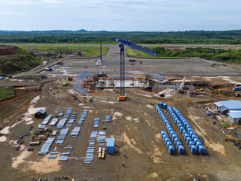 La construcción del Aeropuerto del Pacífico avanza con el montaje de grandes estructuras metálicas en la terminal de pasajeros. Foto: cortesía CEPA.