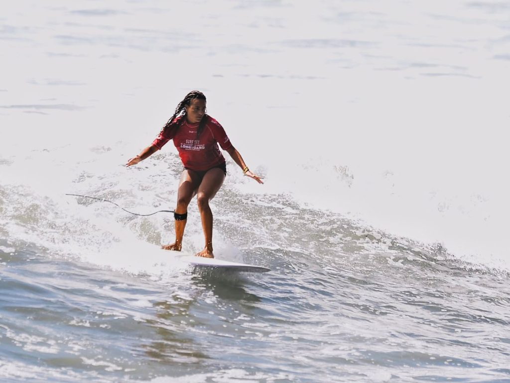 Alice Lemoigne se convierte en la campeona de Surf City El Salvador ISA World Longboard Championship.