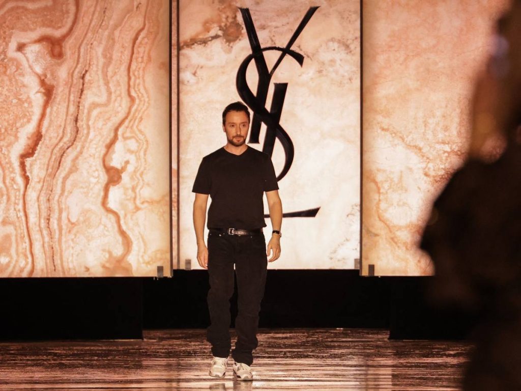 Anthony Vaccarello deja Saint Laurent tras una década al frente de la firma, etapa en la que reforzó su identidad e influencia en la moda. 