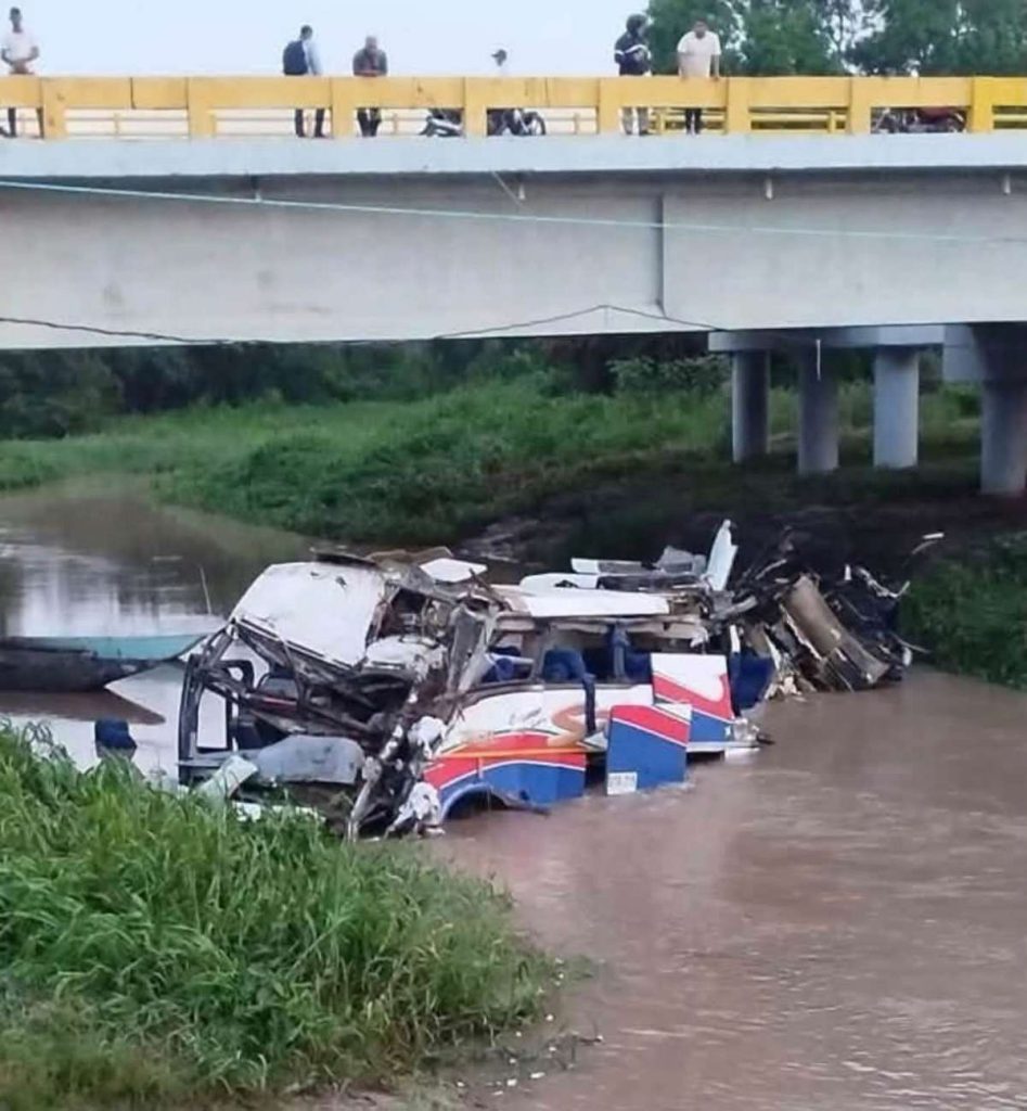 Bus de Kbeto Zuleta cae a un río y deja cuatro muertos