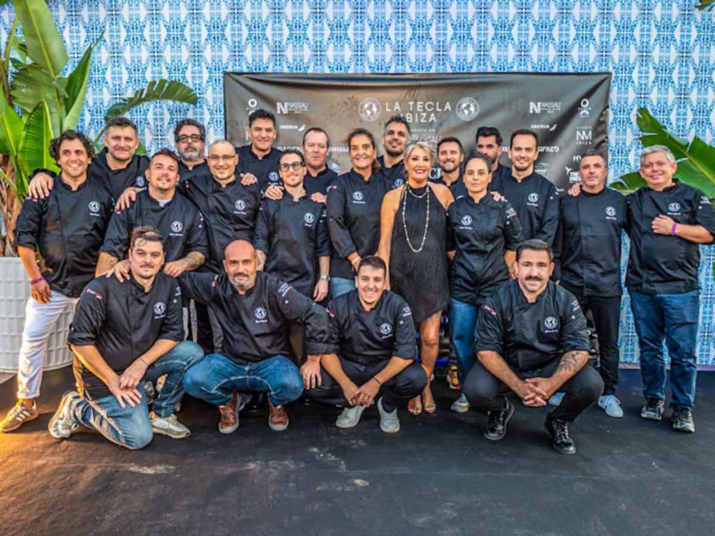 Chefs participantes en la quinta edición de Estrellas contra el Cáncer, celebrada en Nassau Beach Club, Ibiza, para apoyar a niños y jóvenes con cáncer y sus familias.