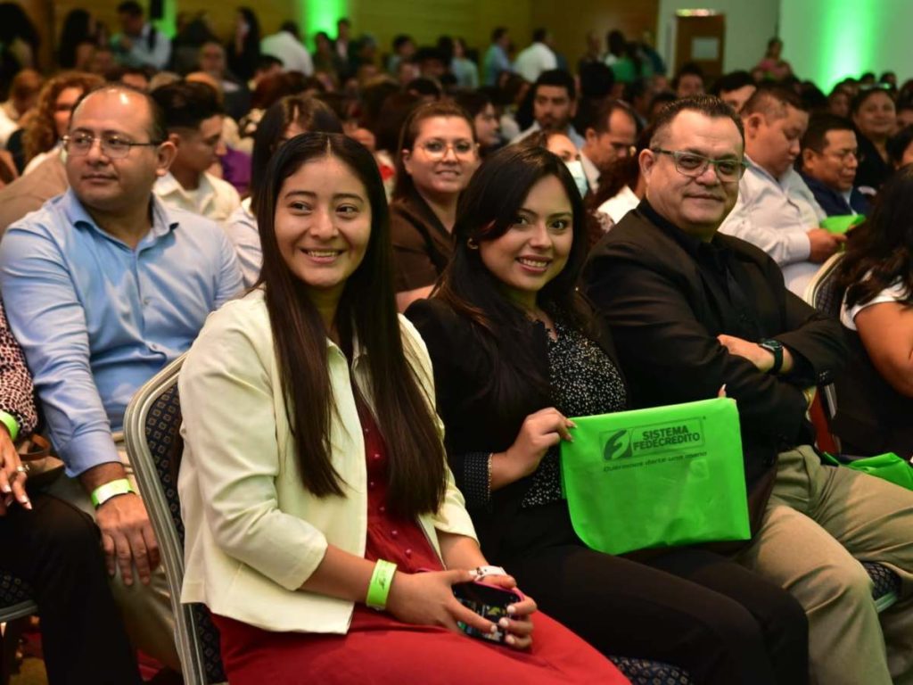 El SISTEMA FEDECRÉDITO reunió a expertos internacionales para promover la educación financiera y fortalecer la cultura del ahorro entre los salvadoreños.