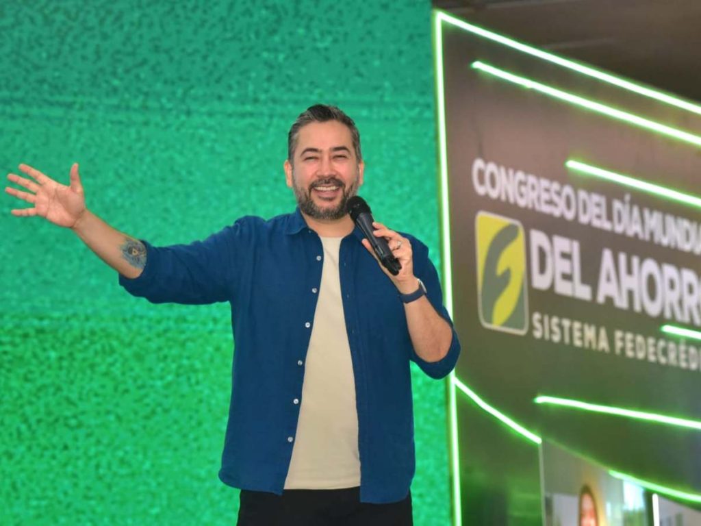 Daniel Urías abordó cómo las emociones y los hábitos influyen en las decisiones financieras y en la capacidad de ahorro.