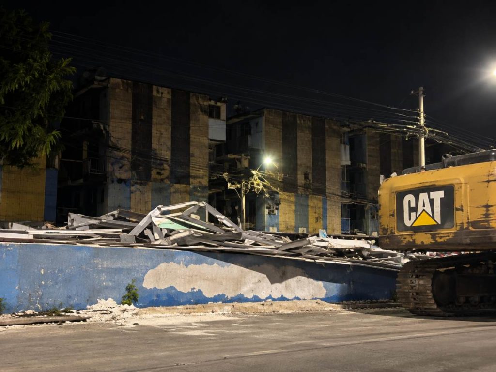 Demolición urbana bajo la luz nocturna
