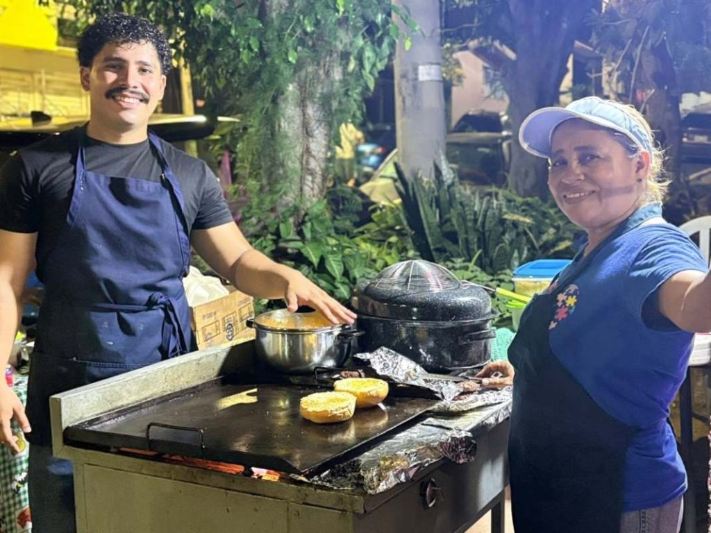 Santo Pecado Burgers comenzó con una plancha y una freidora improvisada frente a la casa de los padres de Kevin.