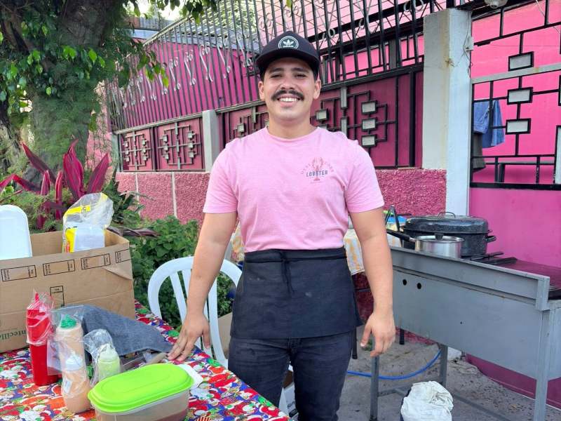 Kevin Iraheta regresó a El Salvador y emprendió con un pequeño negocio de hamburguesas que hoy cuenta con dos sucursales