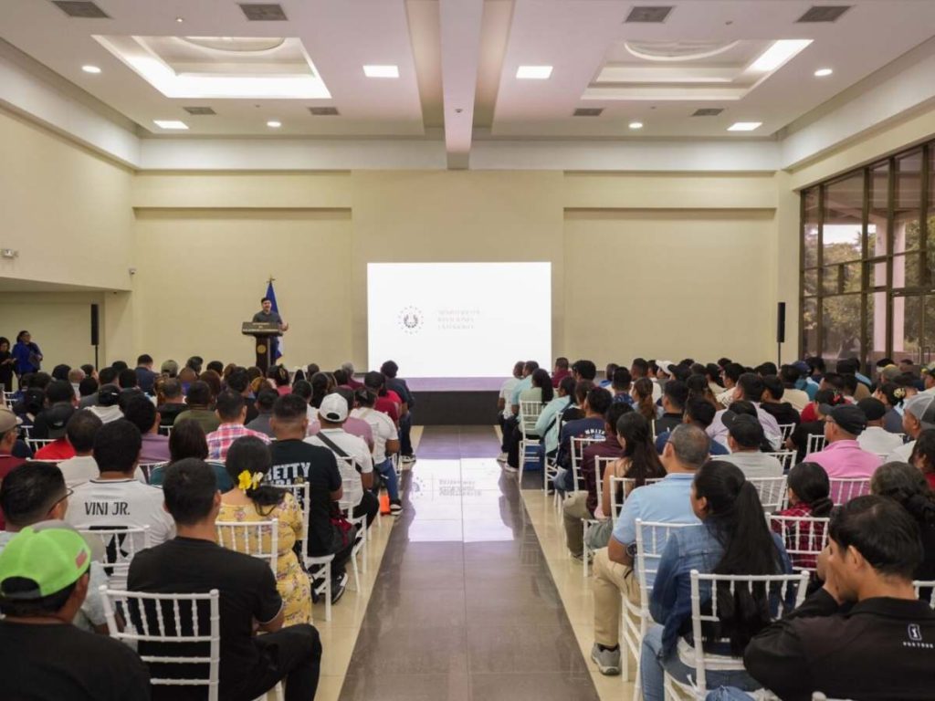 El emprendimiento de Kevin pasó de atender clientes en la acera a contar con establecimientos formales.