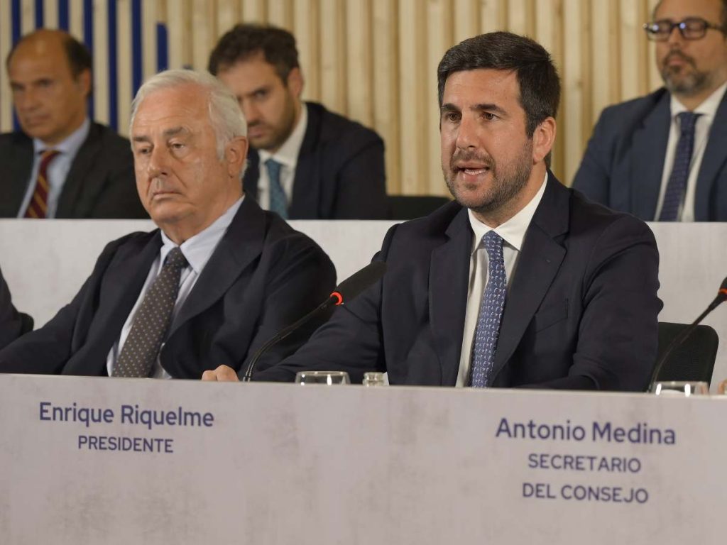 2. Enrique Riquelme Vives, de 37 años, es fundador de Cox Energy y presidente del Grupo Cox, multinacional especializada en energía e infraestructura hídrica.