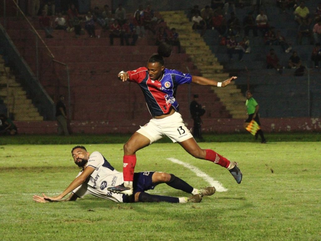 FAS e Isidro Metapán empataron 0-0 en el estadio Óscar Quiteño durante el derbi santaneco número 146, resultado que permitió a Luis Ángel Firpo conservar el liderato del Apertura 2026.