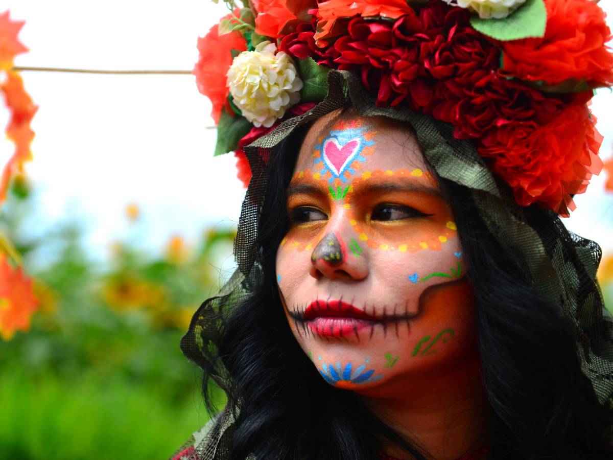 Arreglos florales y decoraciones tradicionales en la tercera edición del festival temático de Día de Muertos.