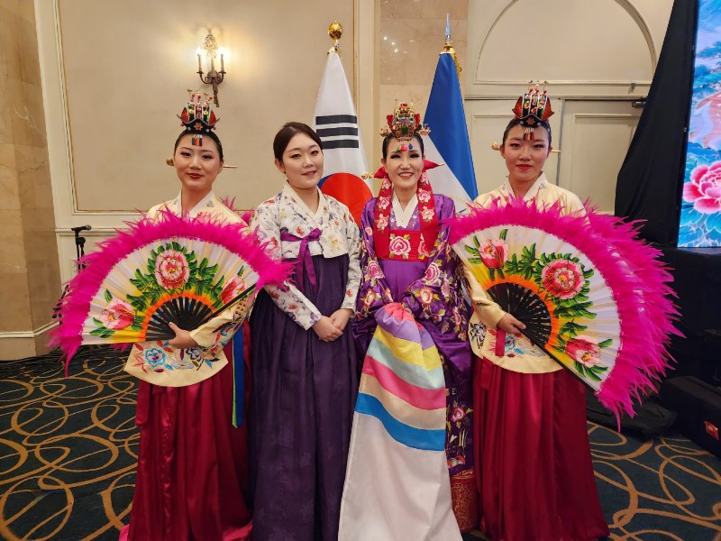 Representantes de la cultura coreana participaron en la celebración con trajes tradicionales. Foto elsalvador.com / Daniela Alegría
