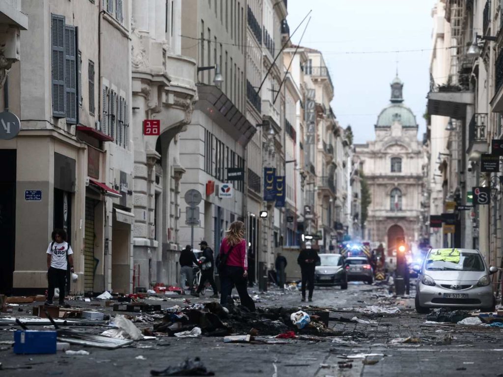 Las calles de Marsella amanecieron con daños y escombros tras los disturbios registrados durante las protestas por el alto costo de la vida. AFP/Thibaud Moritz