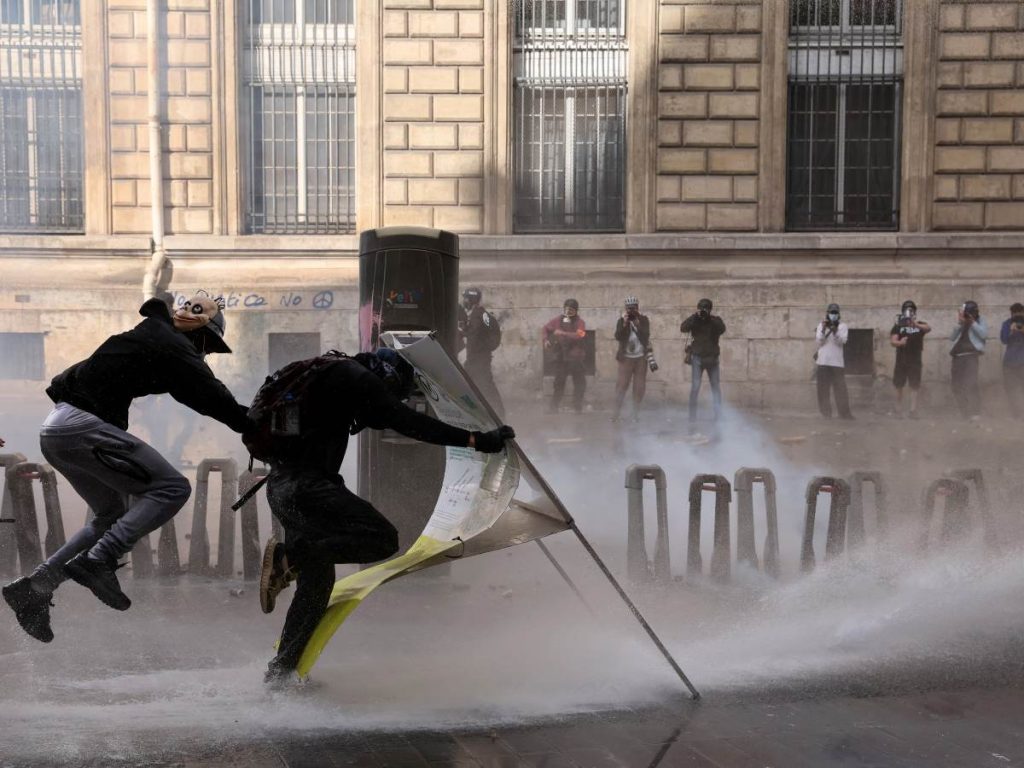 La policía utilizó cañones de agua durante los disturbios en París, en una jornada de protestas por el alto costo de la vida. AFP/Kiran Ridley