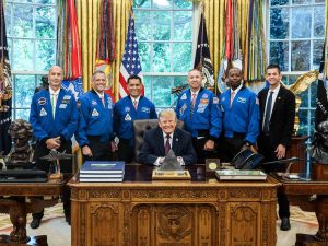Frank Rubio, astronauta salvadoreño se reúne con Trump junto a la tripulación de Artemis III