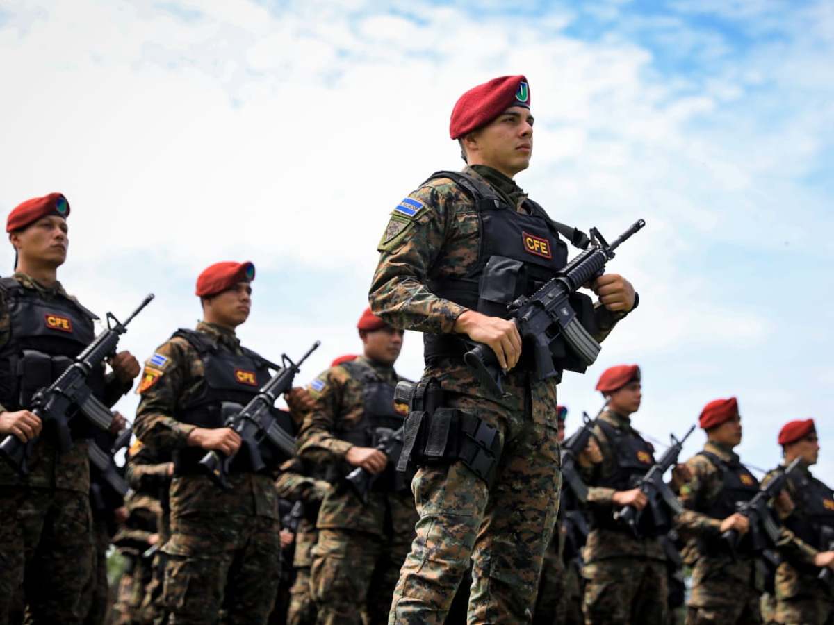 Militares salvadoreños oran antes de viajar a Haití para rescatar a cuatro compañeros desaparecidos