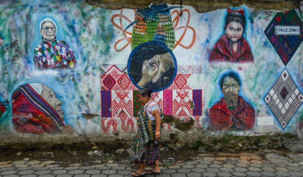 Las obras fusionan la figura de la Virgen con la identidad, los textiles y los rostros de los pobladores locales