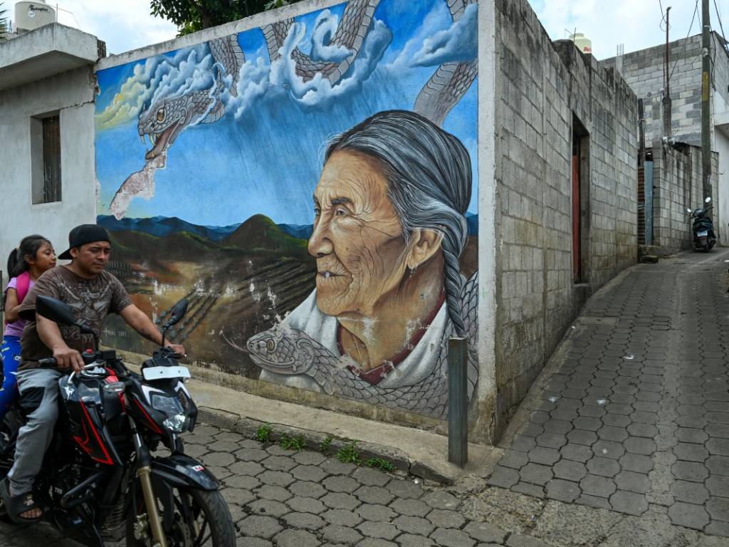 Pared pintada con un mural artístico que destaca elementos culturales y ancestrales del pueblo guatemalteco.