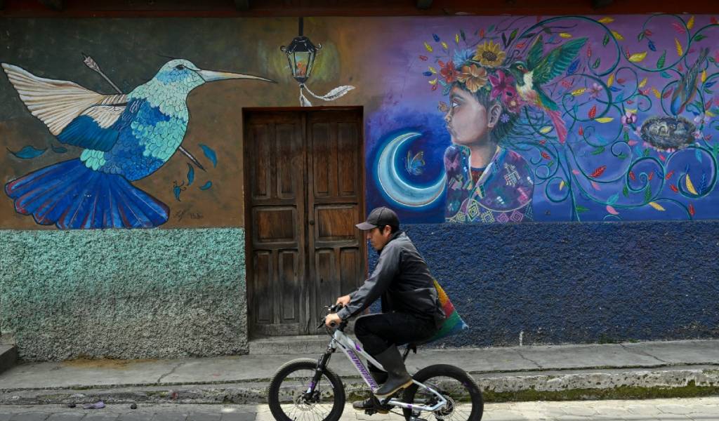 Mural colorido en la pared de una calle comunitaria que resalta el patrimonio cultural y la restauración urbana.
