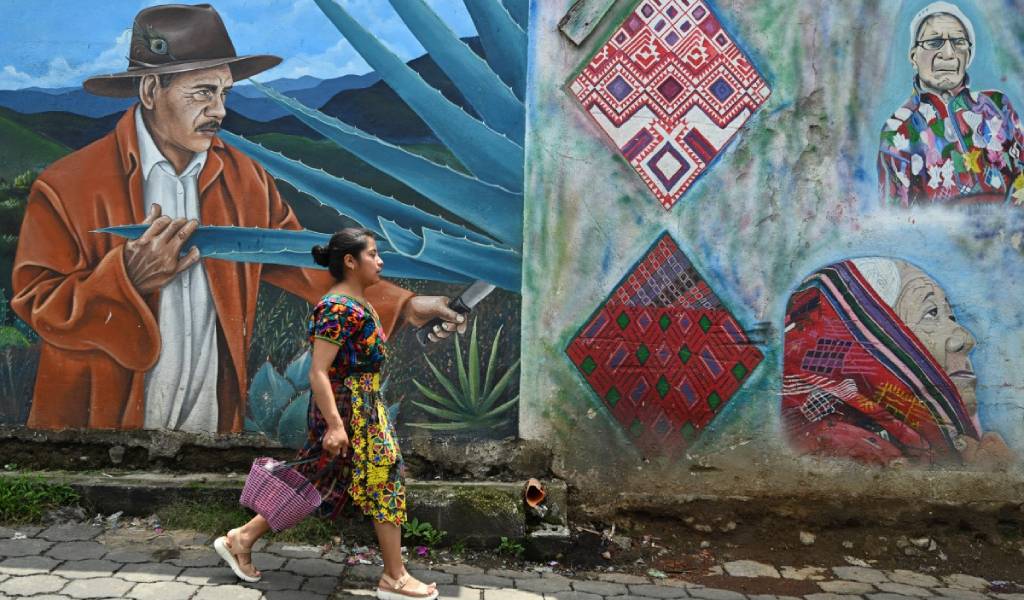 Recorrido urbano por las calles decoradas con la serie de murales artísticos dedicada a las tradiciones de la localidad.