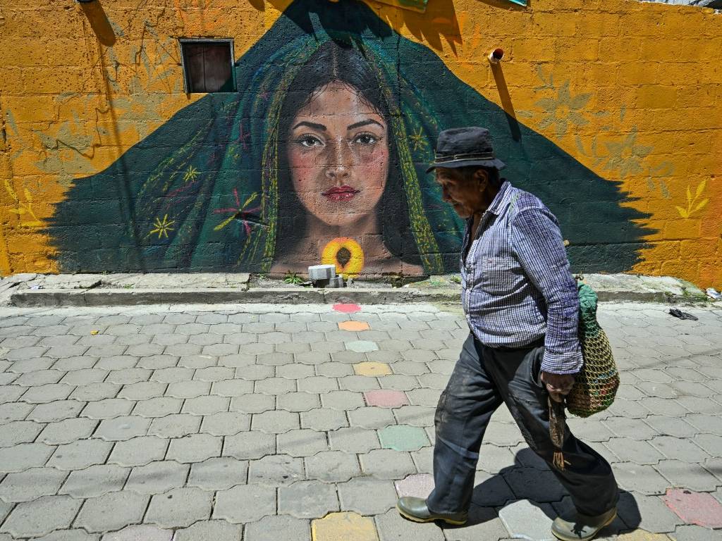 Vista de un espacio público renovado con murales artísticos que destacan la cultura y tradiciones del municipio.