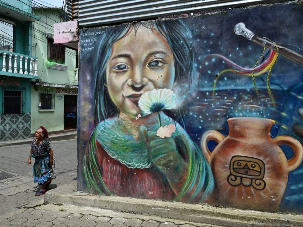 Artistas pintando murales en las calles de la localidad durante las jornadas del proyecto de revitalización urbana.
