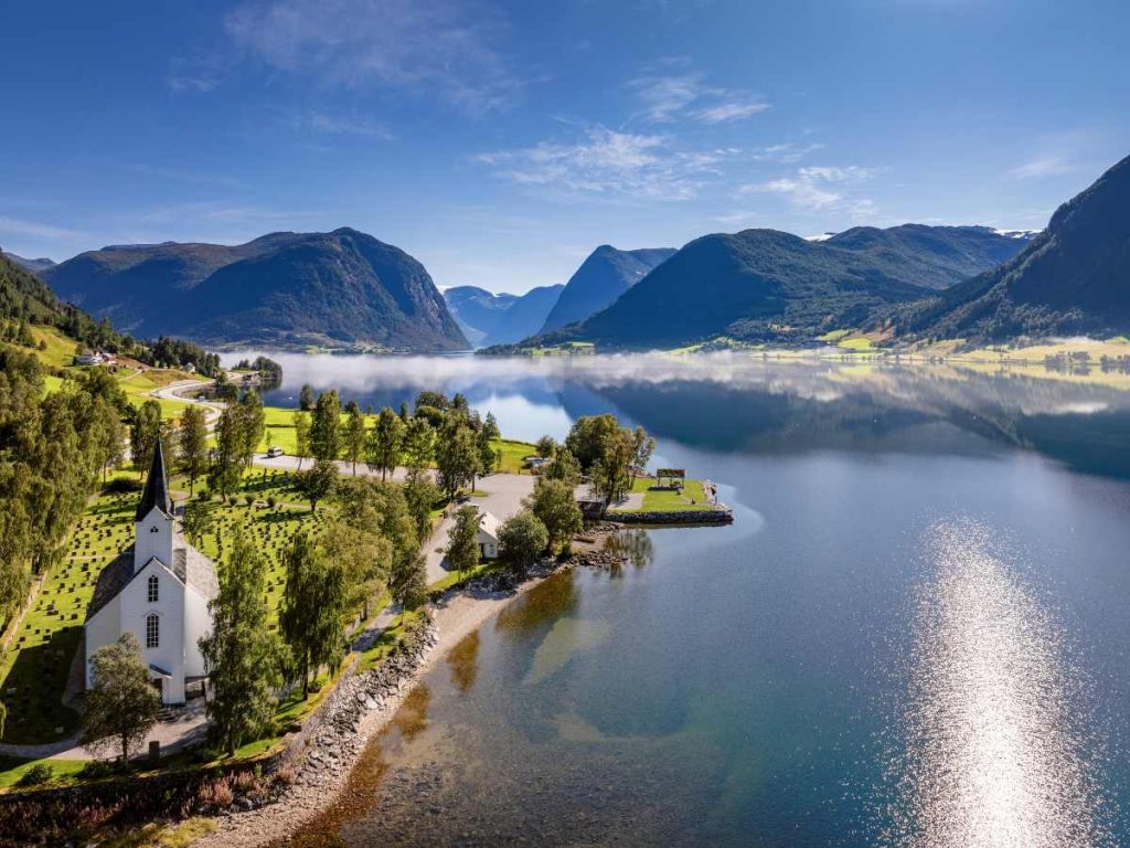 El pintoresco pueblo de Helgheim, en Vestland, Noruega, combina arquitectura tradicional y paisajes naturales que cautivan a los viajeros.