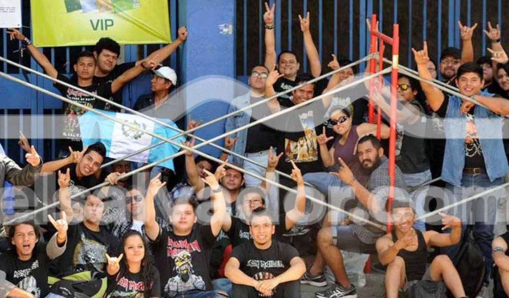 Fanáticos de El Salvador y Centroamérica congregados para el concierto de Iron Maiden.