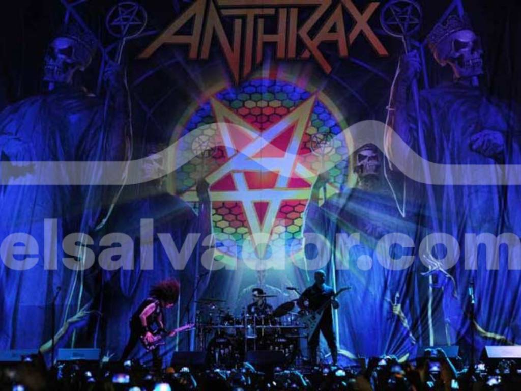 La banda estadounidense Anthrax en el escenario durante la apertura del concierto de Iron Maiden.