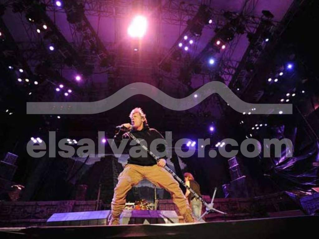 Bruce Dickinson, vocalista de Iron Maiden, hablando sobre su entusiasmo por presentarse en El Salvador.