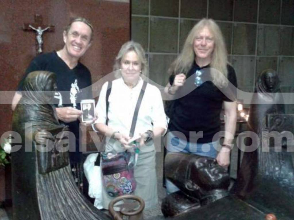 Nicko McBrain y Janick Gers de Iron Maiden durante su visita a la cripta de Monseñor Romero en la Catedral Metropolitana.