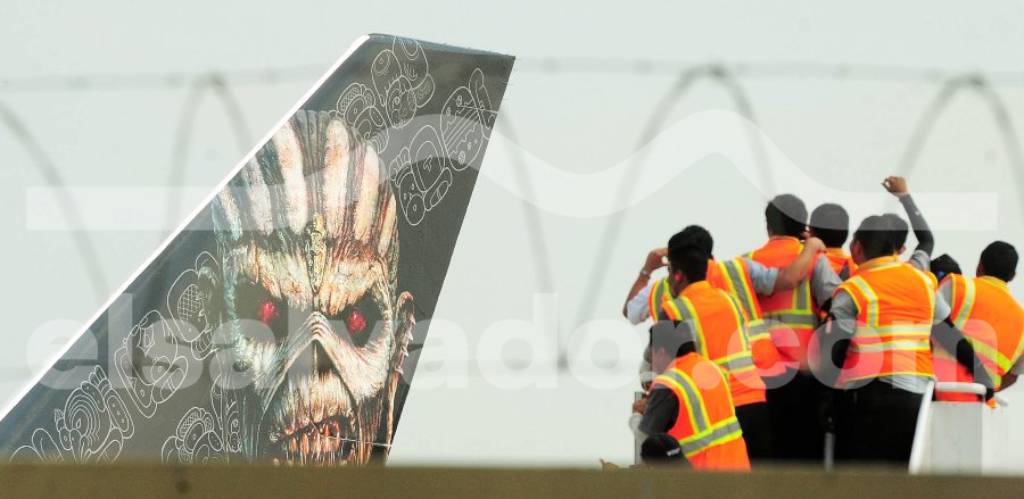 Boeing 747-400 Ed Force One de Iron Maiden sobre la pista de aterrizaje en El Salvador.