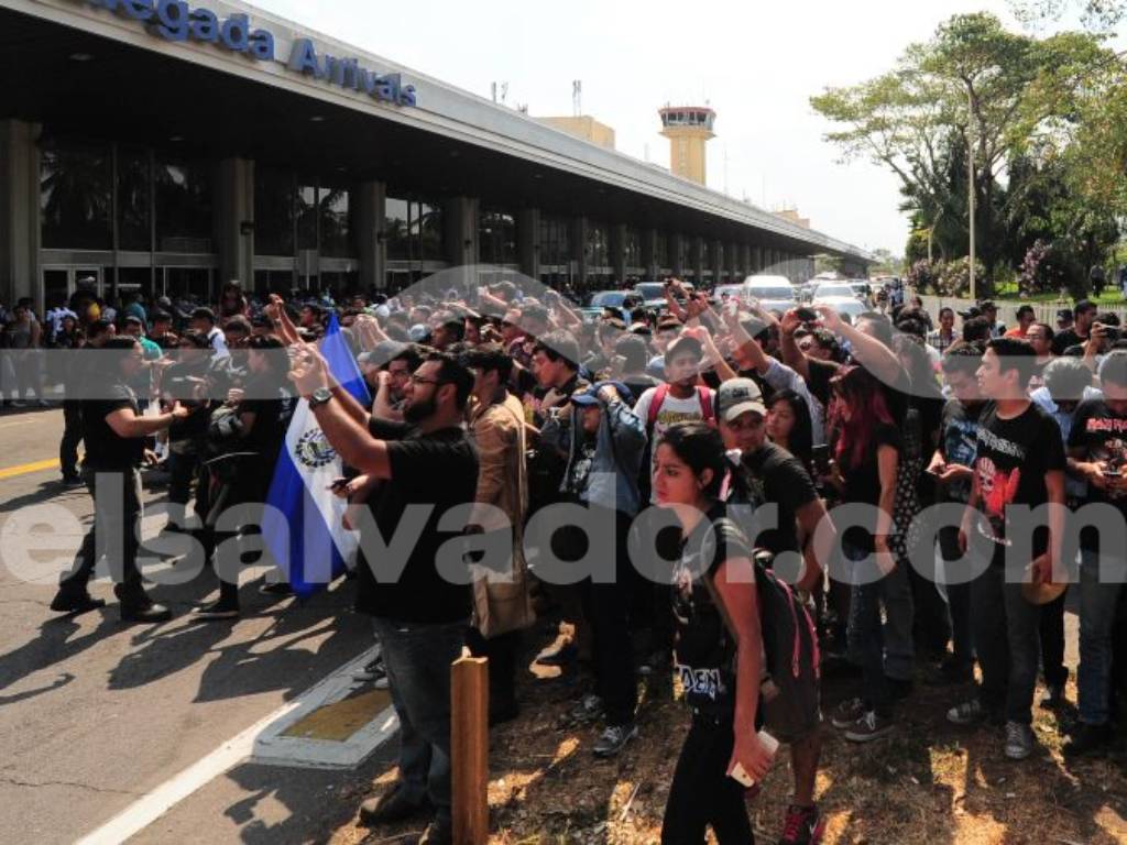 Fanáticos de Iron Maiden reunidos en el Aeropuerto Internacional de El Salvador para recibir a la banda y al Ed Force One.