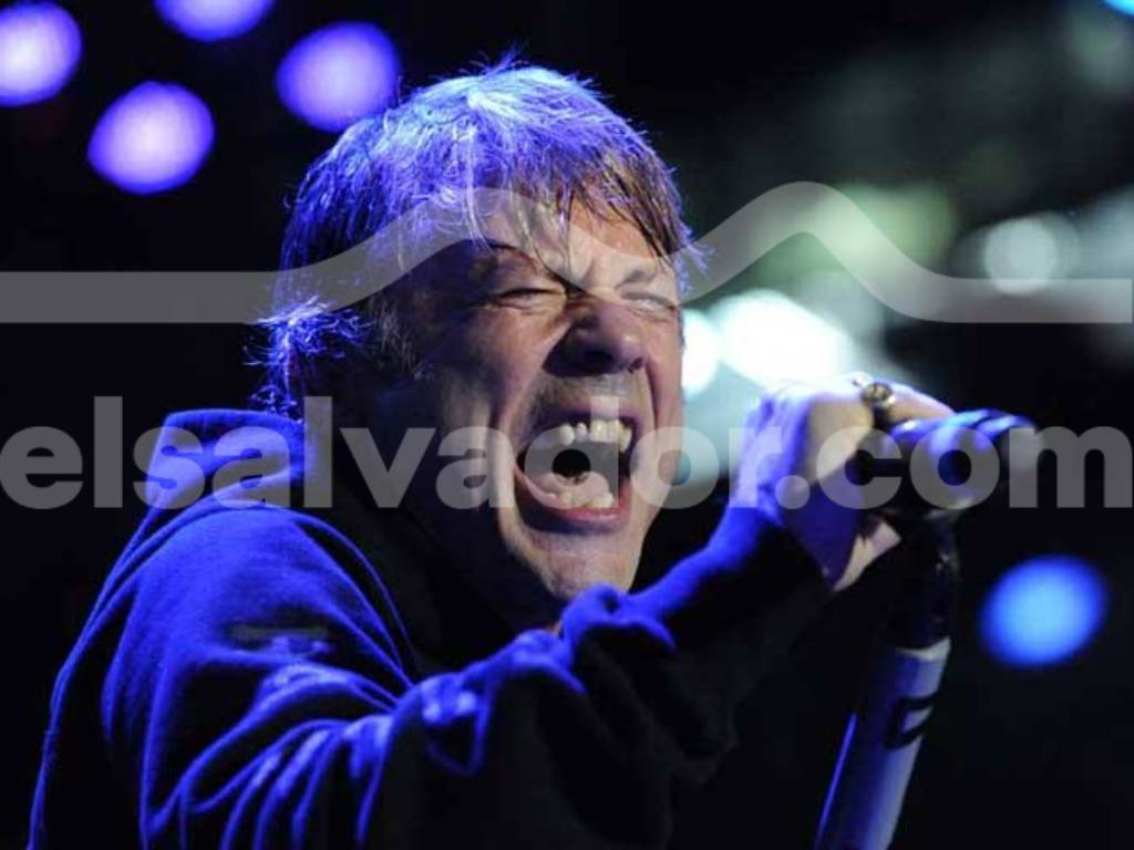 Bruce Dickinson y los integrantes de Iron Maiden sobre el escenario al inicio de su concierto.