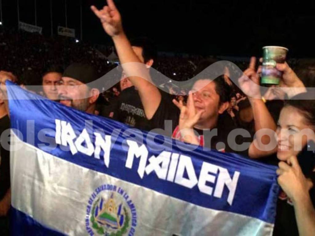 Asistentes al evento celebrando y disfrutando efusivamente durante la presentación en vivo de Iron Maiden.