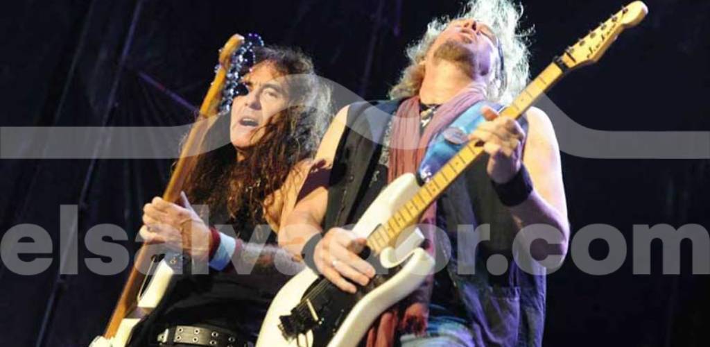 Steve Harris en el bajo y Adrian Smith en la guitarra interpretando un tema sobre el escenario.