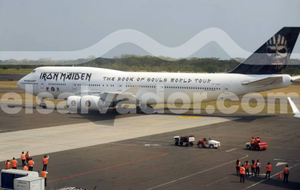Boeing 747-400 Ed Force One de Iron Maiden aterriza en el Aeropuerto Internacional de El Salvador.