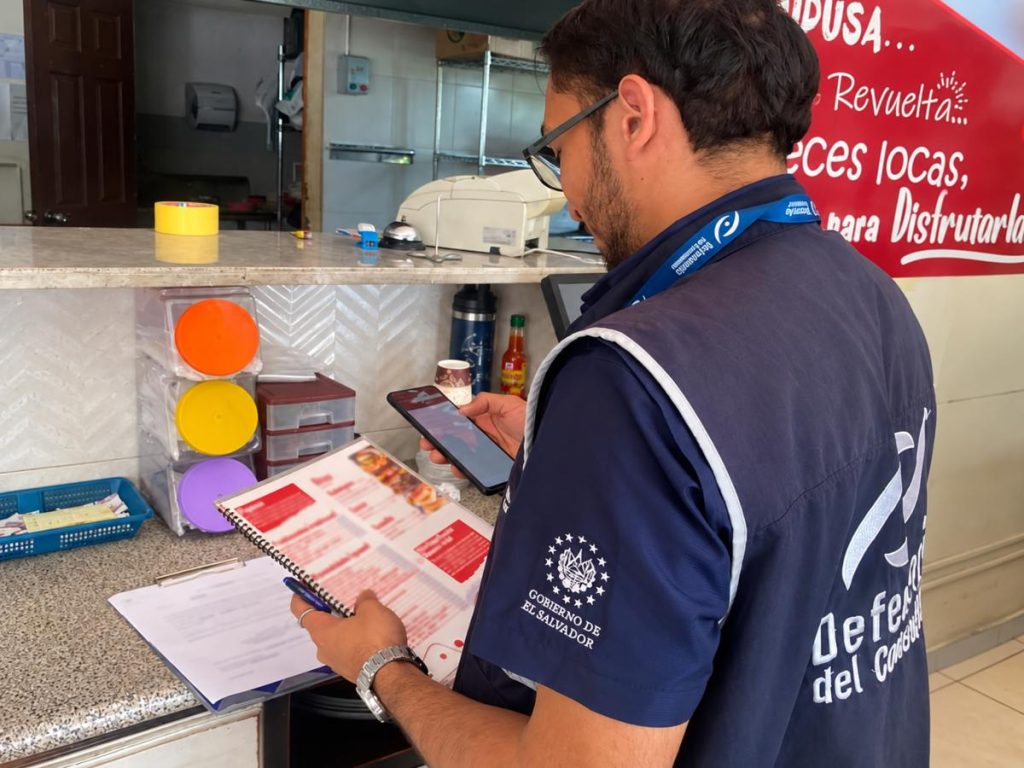 Los inspectores de la DC realizan verificaciones de precios y fechas de vencimiento. 