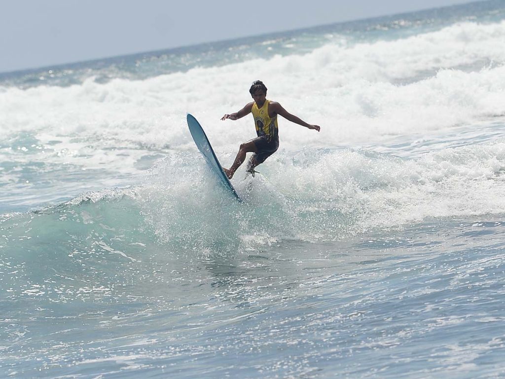 Competidor realizando una maniobra sobre una ola del océano Pacífico durante la ronda clasificatoria de longboard.